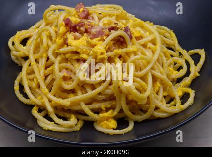 Primo piano degli spaghetti alla Carbonara tradizionali italiani. Foto Stock