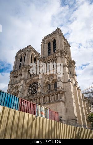 PARIGI, FRANCIA - 9 settembre: Lavori di ricostruzione di Notre Dame in corso nel 2022 il 28 febbraio 2022 a Parigi, Francia Foto Stock