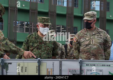 Il generale Yoshihide Yoshida(L), Capo dello Stato maggiore della forza di difesa di terra del Giappone e il generale Charles A. Flynn(R), esercito degli Stati Uniti, comandante del Pacifico, ispeziona il 8 settembre 2022 a Camp Amami, nella prefettura di Kagoshima, Giappone. Credit: AFLO/Alamy Live News Foto Stock