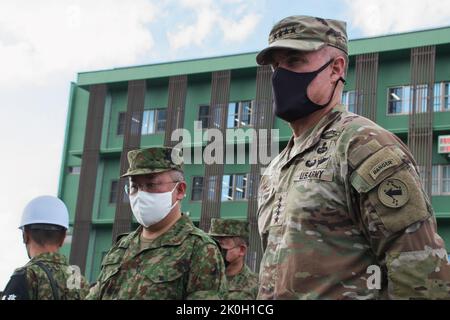 Il generale Yoshihide Yoshida(L2), Capo dello Stato maggiore della forza di difesa di terra del Giappone e il generale Charles A. Flynn(R), esercito degli Stati Uniti, comandante del Pacifico, ispeziona il 8 settembre 2022 a Camp Amami, nella prefettura di Kagoshima, Giappone. Credit: AFLO/Alamy Live News Foto Stock