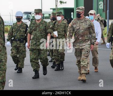 Yoshihide Yoshida(L2), Capo di Stato maggiore della forza di difesa di terra del Giappone e il Gen. Charles A. Flynn(R2), Generale dell'Esercito degli Stati Uniti Pacifico, ispeziona a Camp Amami, nella prefettura di Kagoshima, Giappone il 8 settembre 2022. Credit: AFLO/Alamy Live News Foto Stock