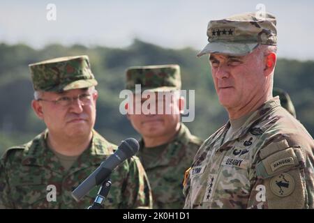 Il generale Yoshihide Yoshida(L), Capo di Stato maggiore della forza di difesa di terra del Giappone e il generale Charles A. Flynn(R), comandante dell'esercito statunitense del Pacifico, tengono una conferenza stampa a Camp Amami, nella prefettura di Kagoshima, Giappone, il 8 settembre 2022. Credit: AFLO/Alamy Live News Foto Stock