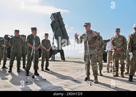 Il generale Yoshihide Yoshida(L3), Capo di Stato maggiore della forza di difesa di terra del Giappone e il generale Charles A. Flynn(R2), comandante generale dell'esercito statunitense del Pacifico tengono una conferenza stampa a Camp Amami ad Amami, nella prefettura di Kagoshima, Giappone il 8 settembre 2022. Credit: AFLO/Alamy Live News Foto Stock