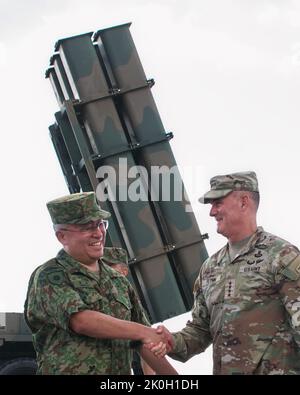 Il generale Yoshihide Yoshida(L), Capo di Stato maggiore della forza di difesa di terra del Giappone, scuote le mani con il generale Charles A. Flynn(R), comandante generale dell'esercito statunitense del Pacifico a Camp Amami, nella prefettura di Kagoshima, Giappone il 8 settembre 2022. Credit: AFLO/Alamy Live News Foto Stock