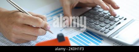 Calcolo di acquisto o costruzione di casa su credito Foto Stock