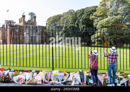 Lunedì 12th settembre 2022, Sydney, Australia. Pagando rispetto e tributi alla Regina Elisabetta, gli australiani lasciano fiori e carte alla Government House nel centro di Sydney, le bandiere sono anche volare a mezza asta a Government House, nel nuovo Galles del Sud, Australia. Credit: martin Bberry/Alamy Live News Foto Stock