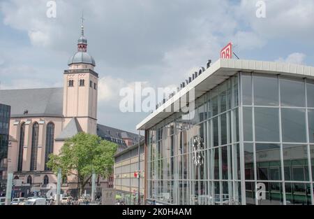 Colonia Aprile 2022: La stazione centrale di Colonia è il più importante nodo ferroviario di Colonia e si trova nel centro della città, vicino a Cologne Cathed Foto Stock