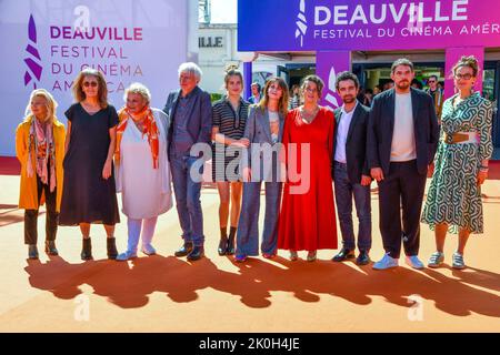 Philippe Duclos, Rebecca Marder, Judith Chemla, Noemie Lvovsky, Paolo Mattei, Damien Bonnard e Armelle partecipano alla "Grande Magie" Premiere durante il 48th° Deauville American Film Festival il 10 settembre 2022 a Deauville, Francia. Foto di Shootpix/ABACAPRESS.COM Foto Stock