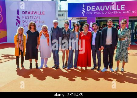 Philippe Duclos, Rebecca Marder, Judith Chemla, Noemie Lvovsky, Paolo Mattei, Damien Bonnard e Armelle partecipano alla "Grande Magie" Premiere durante il 48th° Deauville American Film Festival il 10 settembre 2022 a Deauville, Francia. Foto di Shootpix/ABACAPRESS.COM Foto Stock