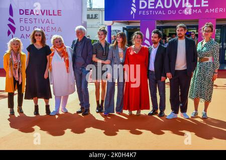Philippe Duclos, Rebecca Marder, Judith Chemla, Noemie Lvovsky, Paolo Mattei, Damien Bonnard e Armelle partecipano alla "Grande Magie" Premiere durante il 48th° Deauville American Film Festival il 10 settembre 2022 a Deauville, Francia. Foto di Shootpix/ABACAPRESS.COM Foto Stock