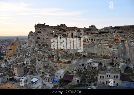 Un'antica città rocciosa Chiesa di Cavusin in Cappadocia, Turchia Foto Stock