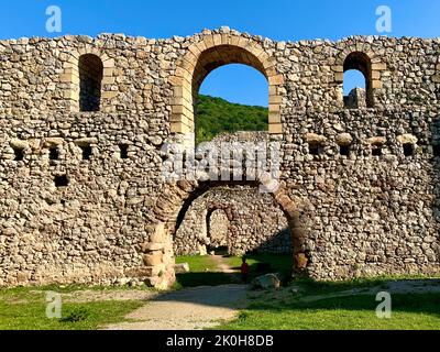 L'entrata ad arco della vecchia fortezza medievale vicino al Monastero di Manasija a Despotavac, Serbia Foto Stock