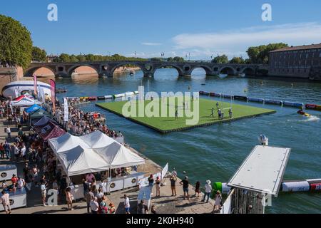 Per l'edizione 2022 di WateRugby, una trentina di grandi nomi in francese e rugby internazionale si sono incontrati a Tolosa (Francia), dal 8 al 11 settembre. Il concetto: Un campo galleggiante di 35 x 40 m, senza tocco o in-goal; per segnare, devono tuffarsi nell'acqua. Settembre 11, 2022. Foto di Patrick Batard/ABACAPRESS.COM Foto Stock