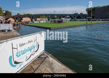 Per l'edizione 2022 di WateRugby, una trentina di grandi nomi in francese e rugby internazionale si sono incontrati a Tolosa (Francia), dal 8 al 11 settembre. Il concetto: Un campo galleggiante di 35 x 40 m, senza tocco o in-goal; per segnare, devono tuffarsi nell'acqua. Settembre 11, 2022. Foto di Patrick Batard/ABACAPRESS.COM Foto Stock