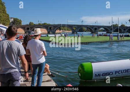 Per l'edizione 2022 di WateRugby, una trentina di grandi nomi in francese e rugby internazionale si sono incontrati a Tolosa (Francia), dal 8 al 11 settembre. Il concetto: Un campo galleggiante di 35 x 40 m, senza tocco o in-goal; per segnare, devono tuffarsi nell'acqua. Settembre 11, 2022. Foto di Patrick Batard/ABACAPRESS.COM Foto Stock