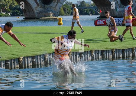 Per l'edizione 2022 di WateRugby, una trentina di grandi nomi in francese e rugby internazionale si sono incontrati a Tolosa (Francia), dal 8 al 11 settembre. Il concetto: Un campo galleggiante di 35 x 40 m, senza tocco o in-goal; per segnare, devono tuffarsi nell'acqua. Settembre 11, 2022. Foto di Patrick Batard/ABACAPRESS.COM Foto Stock