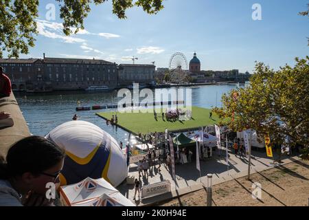 Per l'edizione 2022 di WateRugby, una trentina di grandi nomi in francese e rugby internazionale si sono incontrati a Tolosa (Francia), dal 8 al 11 settembre. Il concetto: Un campo galleggiante di 35 x 40 m, senza tocco o in-goal; per segnare, devono tuffarsi nell'acqua. Settembre 11, 2022. Foto di Patrick Batard/ABACAPRESS.COM Foto Stock