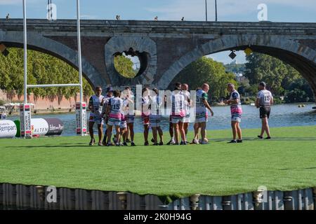 Per l'edizione 2022 di WateRugby, una trentina di grandi nomi in francese e rugby internazionale si sono incontrati a Tolosa (Francia), dal 8 al 11 settembre. Il concetto: Un campo galleggiante di 35 x 40 m, senza tocco o in-goal; per segnare, devono tuffarsi nell'acqua. Settembre 11, 2022. Foto di Patrick Batard/ABACAPRESS.COM Foto Stock