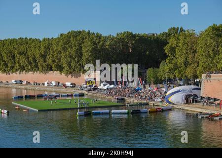 Per l'edizione 2022 di WateRugby, una trentina di grandi nomi in francese e rugby internazionale si sono incontrati a Tolosa (Francia), dal 8 al 11 settembre. Il concetto: Un campo galleggiante di 35 x 40 m, senza tocco o in-goal; per segnare, devono tuffarsi nell'acqua. Settembre 11, 2022. Foto di Patrick Batard/ABACAPRESS.COM Foto Stock