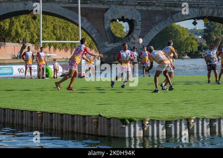 Per l'edizione 2022 di WateRugby, una trentina di grandi nomi in francese e rugby internazionale si sono incontrati a Tolosa (Francia), dal 8 al 11 settembre. Il concetto: Un campo galleggiante di 35 x 40 m, senza tocco o in-goal; per segnare, devono tuffarsi nell'acqua. Settembre 11, 2022. Foto di Patrick Batard/ABACAPRESS.COM Foto Stock