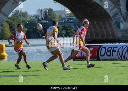 Per l'edizione 2022 di WateRugby, una trentina di grandi nomi in francese e rugby internazionale si sono incontrati a Tolosa (Francia), dal 8 al 11 settembre. Il concetto: Un campo galleggiante di 35 x 40 m, senza tocco o in-goal; per segnare, devono tuffarsi nell'acqua. Settembre 11, 2022. Foto di Patrick Batard/ABACAPRESS.COM Foto Stock