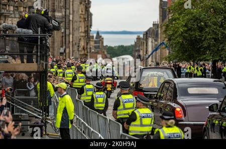 Edimburgo, Regno Unito. 11th Set, 2022. Royal Mile. La bara della tarda Regina Elisabetta II arriva oggi nel centro di Edimburgo durante il suo viaggio da Balmoral a Holyrood Palace. La bara e la processione delle automobili passarono migliaia di membri del pubblico che costeggiarono le miglia reali e ruppero in applausi la bara passò. Questa e' una vista della Cattedrale di St Giles, dove la bara delle Regine sara' portata domani con i membri della Famiglia reale che seguiranno. PIC Credit: phil wilkinson/Alamy Live News Foto Stock