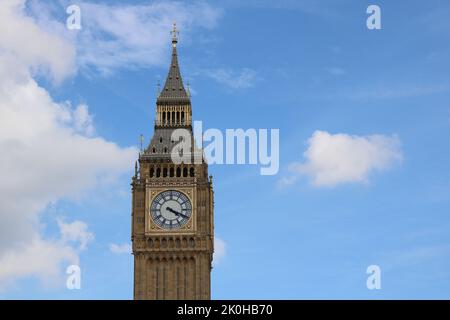 11 settembre 2022 - Londra UK: Big ben dal basso contro il cielo blu autunnale Foto Stock