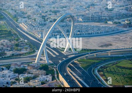 Ponte al Wahda il monumento più alto della città, noto come Ponte 56 dell'Arco di Doha Foto Stock