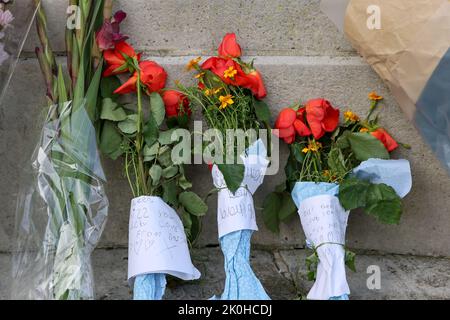 Bournemouth, Regno Unito. 11th settembre 2022. Messaggi poignanti e tributi floreali alla compiuta Regina Elisabetta II si posarono ai piedi del memoriale di guerra a Bournemouth, Dorset. Credit: Richard Crease/Alamy Live News Foto Stock