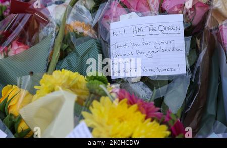 Bournemouth, Regno Unito. 11th settembre 2022. Messaggi poignanti e tributi floreali alla compiuta Regina Elisabetta II si posarono ai piedi del memoriale di guerra a Bournemouth, Dorset. Credit: Richard Crease/Alamy Live News Foto Stock