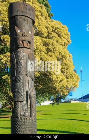 Arte Maori nel sito della Battaglia di Gate Pa, Tauranga, Nuova Zelanda. Un intaglio raffigurante il capo Rawiri Puhirake, che combatté nella battaglia Foto Stock