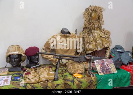 Una mostra di armi, armature da corpo e mimetizzazione usate dall'esercito britannico in Afghanistan, in mostra ad uno spettacolo di armi e militarismo Foto Stock