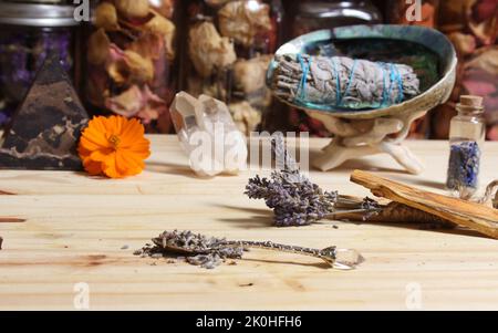 Lavanda secca con legno di Palo Santo e conchiglia di Abalone per sbavature Foto Stock
