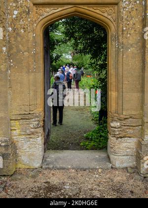 I visitatori del giardino murato nei terreni della storica Stanway House, Cotswolds, Gloucestershire, Regno Unito Foto Stock