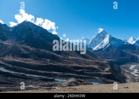 Una vista panoramica delle montagne innevate dell'Himalaya, Nepal Foto Stock