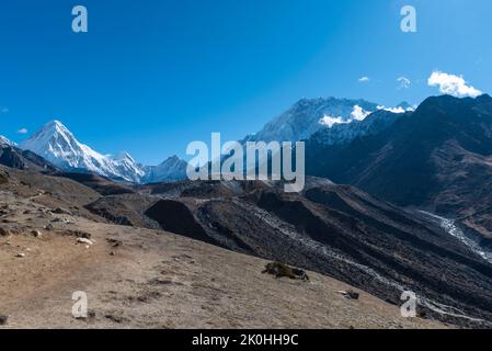 Una vista panoramica delle montagne innevate dell'Himalaya, Nepal Foto Stock