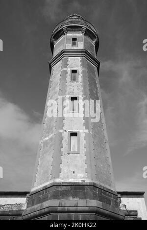 Uno scatto verticale del faro di Ponta dos Capelinhos in Portogallo Foto Stock