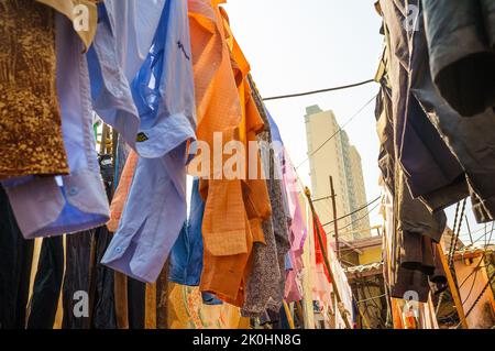 I vestiti lavati e puliti sulle linee a Dhobi Ghat a Mumbai, in India, sotto un cielo blu chiaro Foto Stock