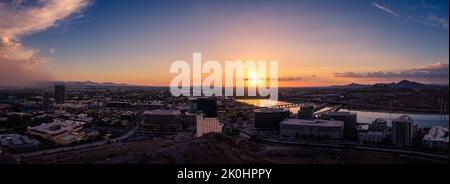 Un suggestivo panorama di un tramonto rosa tenue sulla città di Phoenix Foto Stock