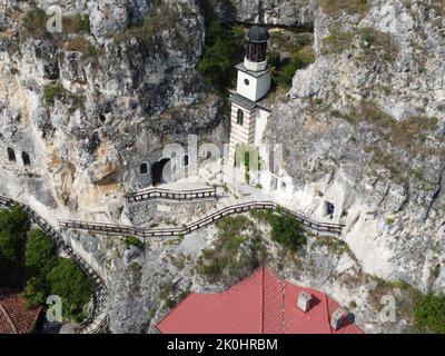 Una vista dall'alto del monastero di Basarbovo nelle rocce della Bulgaria Foto Stock