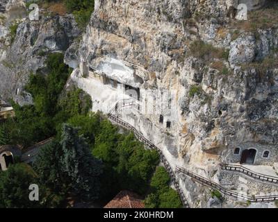 Una vista dall'alto del monastero di Basarbovo nelle rocce della Bulgaria Foto Stock