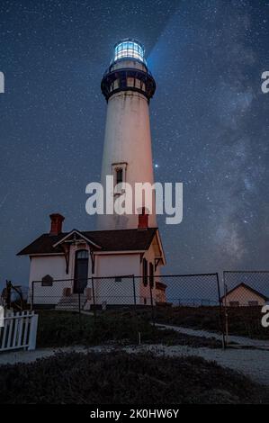 Uno scatto verticale del faro di Pigeon Point contro il cielo stellato di notte Foto Stock