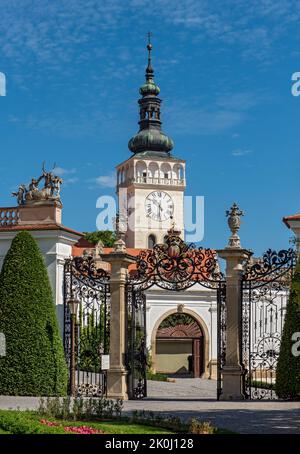 Torre della Chiesa di San Venceslao visto dai giardini del Castello di Mikulov, Repubblica Ceca Foto Stock