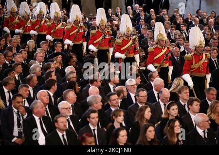 Guardie reali alla Westminster Hall, Londra, dove entrambe le Camere del Parlamento si riuniscono per esprimere le loro condoglianze in seguito alla morte della Regina Elisabetta II Data immagine: Lunedì 12 settembre 2022. Foto Stock