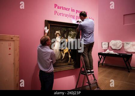 2022-09-12 10:38:03:19 AMSTERDAM - un ritratto del pittore maestro Angelica Kauffmann durante la costruzione e la disposizione della mostra Hermitage Love Stories. Il dipinto raffigura il commerciante d'arte e banchiere Thomas Jenkins e sua cugina Anna Maria in cerca di un uomo. ANP RAMON VAN FLYMEN olanda fuori - belgio fuori Foto Stock