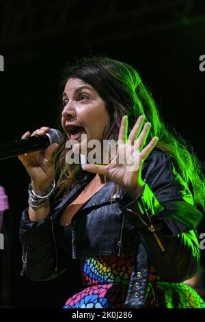 Montesilvano, Italia. 10th Set, 2022. Cristina D'avena, indiscussa regina delle canzoni italiane a tema dei cartoni animati, si esibisce in concerto durante la fiera comica 'Pescara Comix' (Foto di Elena Vizzoca/Pacific Press) Credit: Pacific Press Media Production Corp./Alamy Live News Foto Stock