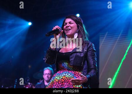 Montesilvano, Italia. 10th Set, 2022. Cristina D'avena, indiscussa regina delle canzoni italiane a tema dei cartoni animati, si esibisce in concerto durante la fiera comica 'Pescara Comix' (Foto di Elena Vizzoca/Pacific Press) Credit: Pacific Press Media Production Corp./Alamy Live News Foto Stock