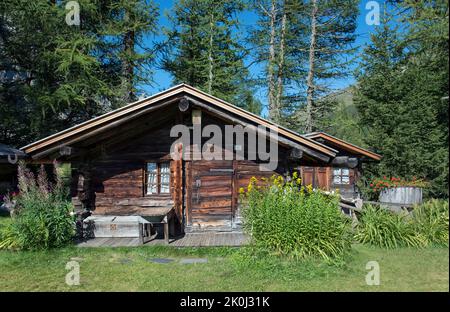 Antiche capanne a Pra sec località in Val Ferret, Pra sec, Valle d'Aosta, Italia, Europa Foto Stock