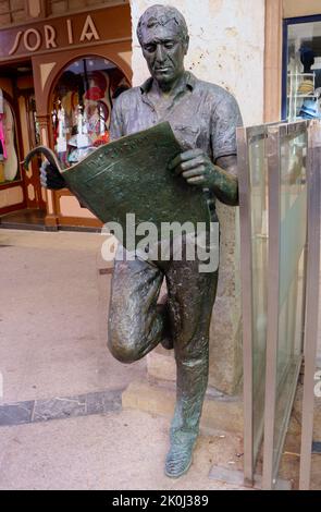 Il lettore bronzo statua a grandezza naturale di un uomo che legge un giornale El Lector Calle Sombrerería Plaza Mayor Burgos Castiglia e Leon Spagna Foto Stock