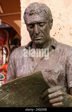 Il lettore bronzo statua a grandezza naturale di un uomo che legge un giornale El Lector Calle Sombrerería Plaza Mayor Burgos Castiglia e Leon Spagna Foto Stock